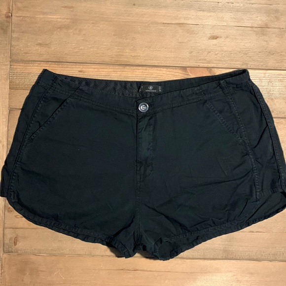 Volcom Pants - VOLCOM black shorts XL/16